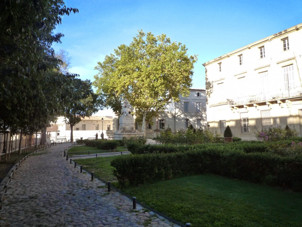 Canourgue signifie "maison des chanoines" en occitan, et doit donc son nom à la proximité d'un ancien bâtiment ecclésiastique. 