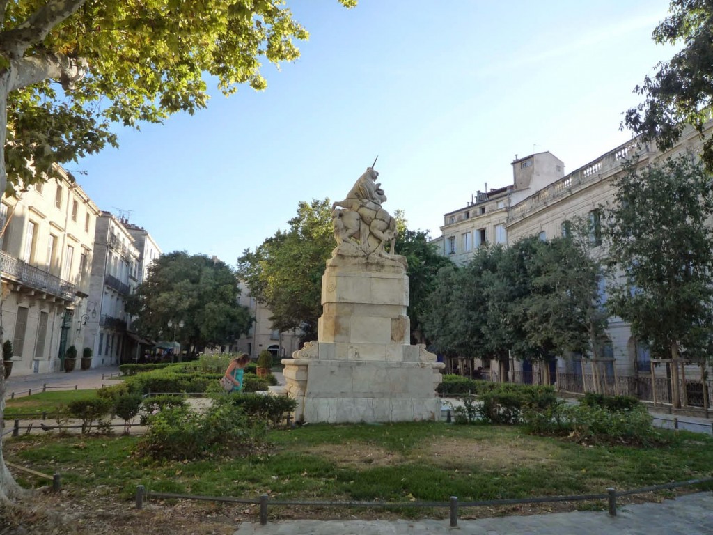 Transformée en promenade, la place a attiré une population aisée et s’est bordée d'hôtels particuliers dont l'hôtel de Sarret et sa coquille qui vaut le détour (plus grande trompe connue en France).