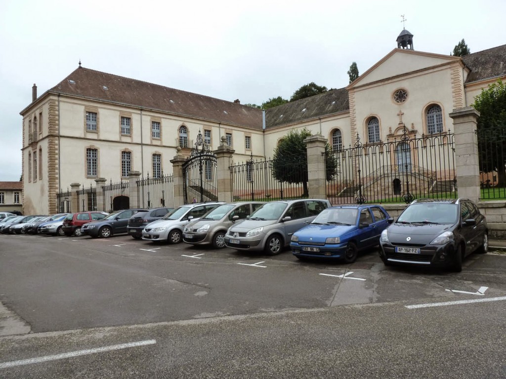 L'hôtel-Dieu de Cluny construit au début du XVIIIe par le cardinal de Bouillon.