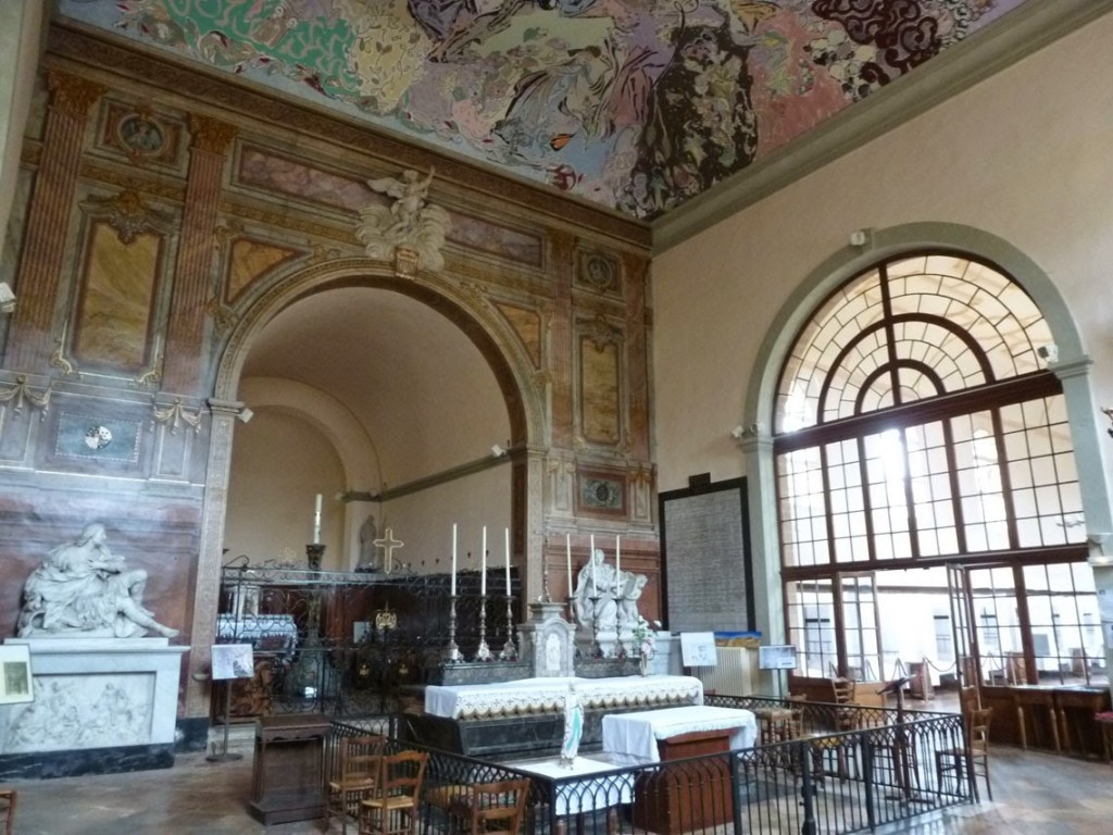 La peinture du plafond contraste avec le décor sobre de l'intérieur de la chapelle.