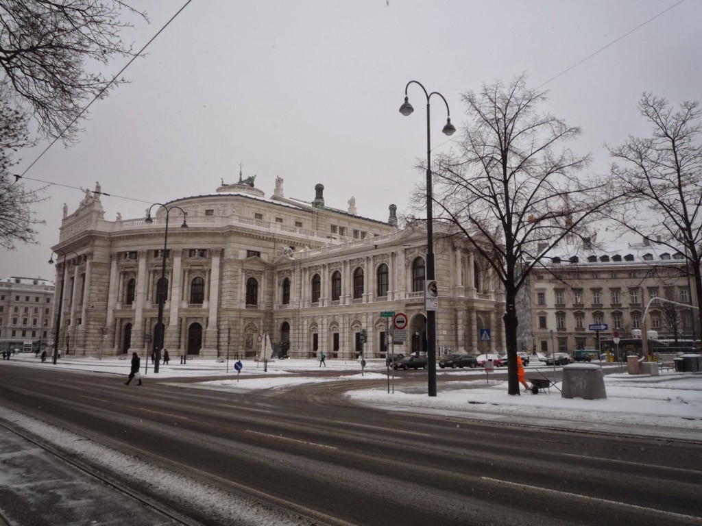 Le Burgtheater, inauguré en 1888, se compose d'un corps central et de deux ailes d'escaliers latérales.