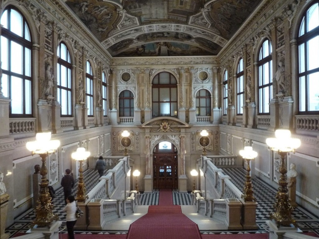 L'escalier de droite où se trouve la fresque de Roméo et Juliette.