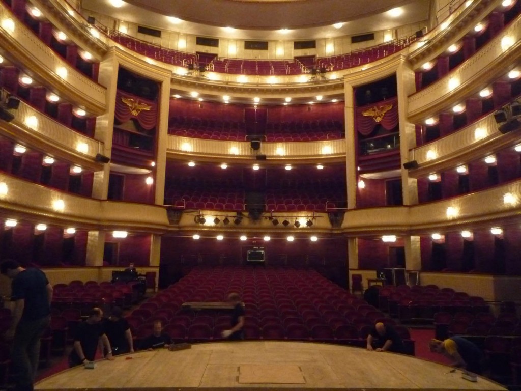 La salle de spectacle a été reconstruite après avoir été détruite lors de la Seconde Guerre mondiale.