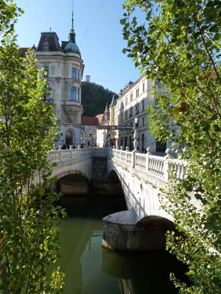 Environ un siècle après, l'architecte slovène Jože Plecnik rajoute un pont de part et d'autre (sur la gauche de la photo).