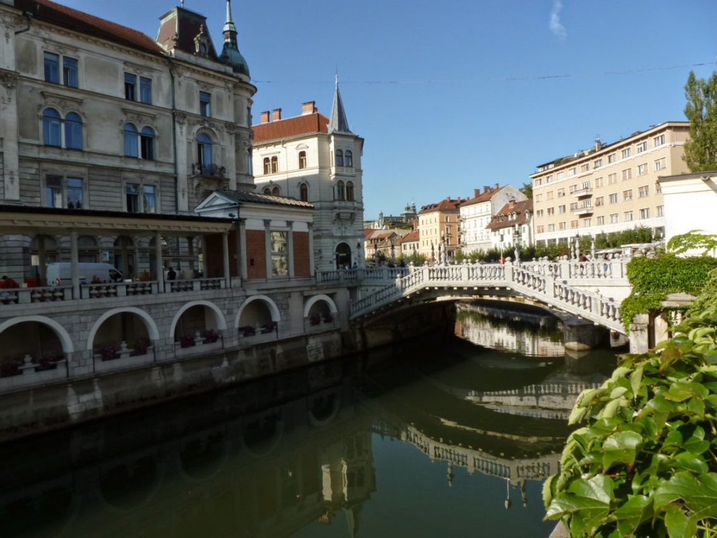 Le pont franchit la rivière Ljubljanica, connue pour avoir sept noms différents sur son parcours.