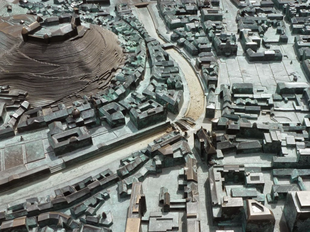 La maquette du quartier avec le "Trois Ponts" au centre, qui relie la place Prešeren et l'église des Franciscains, au quartier médiéval au pied de la colline du château, où l'on distingue la cathédrale (à gauche).