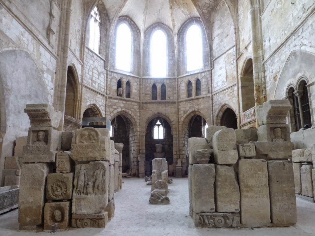 L'installation des vestiges gallo-romains dans l'église, alors propriété de l'armée, sera définitive en 1889.