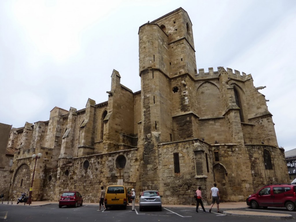 A proximité des anciens remparts, le chevet est crénelé pour pouvoir servir à la défense de la ville.