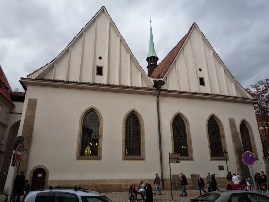 La chapelle présente deux pignons sur la place, traduisant un plan d'église-halle.