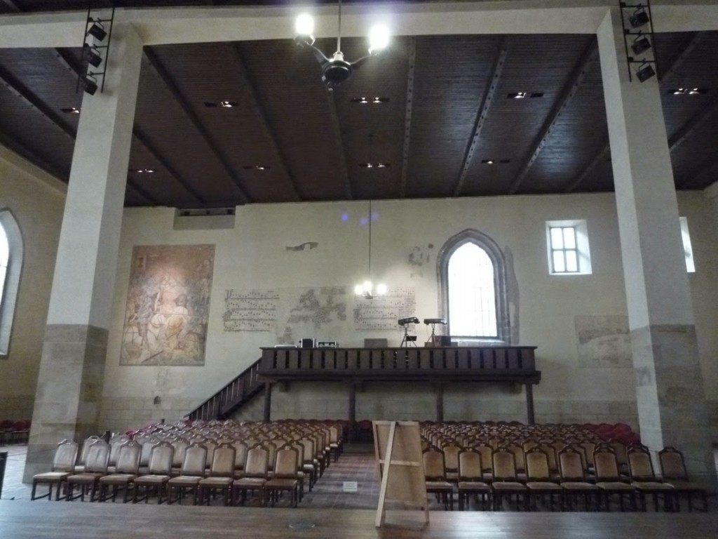 La chaire rappelle la période de 1402 à 1412, quand Jan Hus prêchait dans cette chapelle.