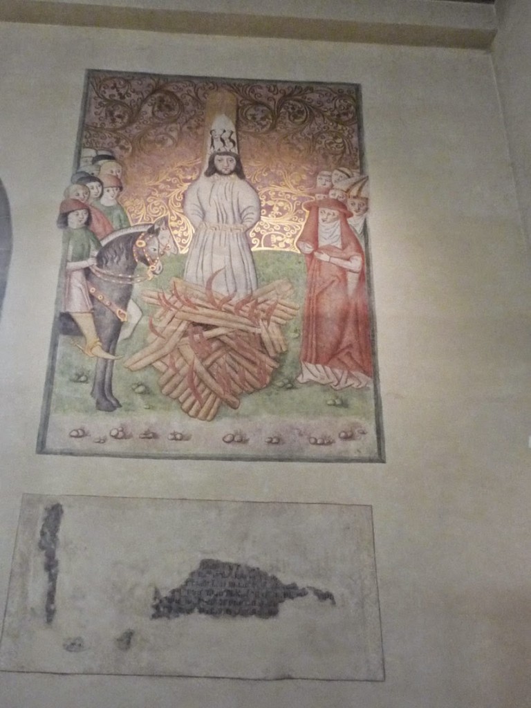 Peinture murale représentant la mort de Jan Hus, qui a été brûlé vif en juillet 1415, coiffé d'une mitre de carton orné de diables.