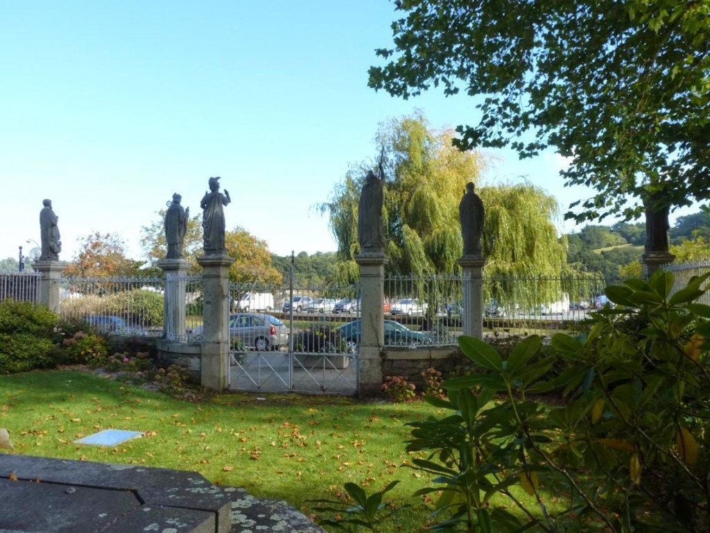 Les piliers de la clôture portent chacun la statue d'un saint.