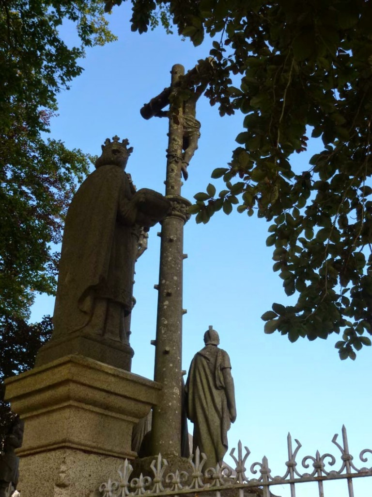 Statue de saint Louis de dos.