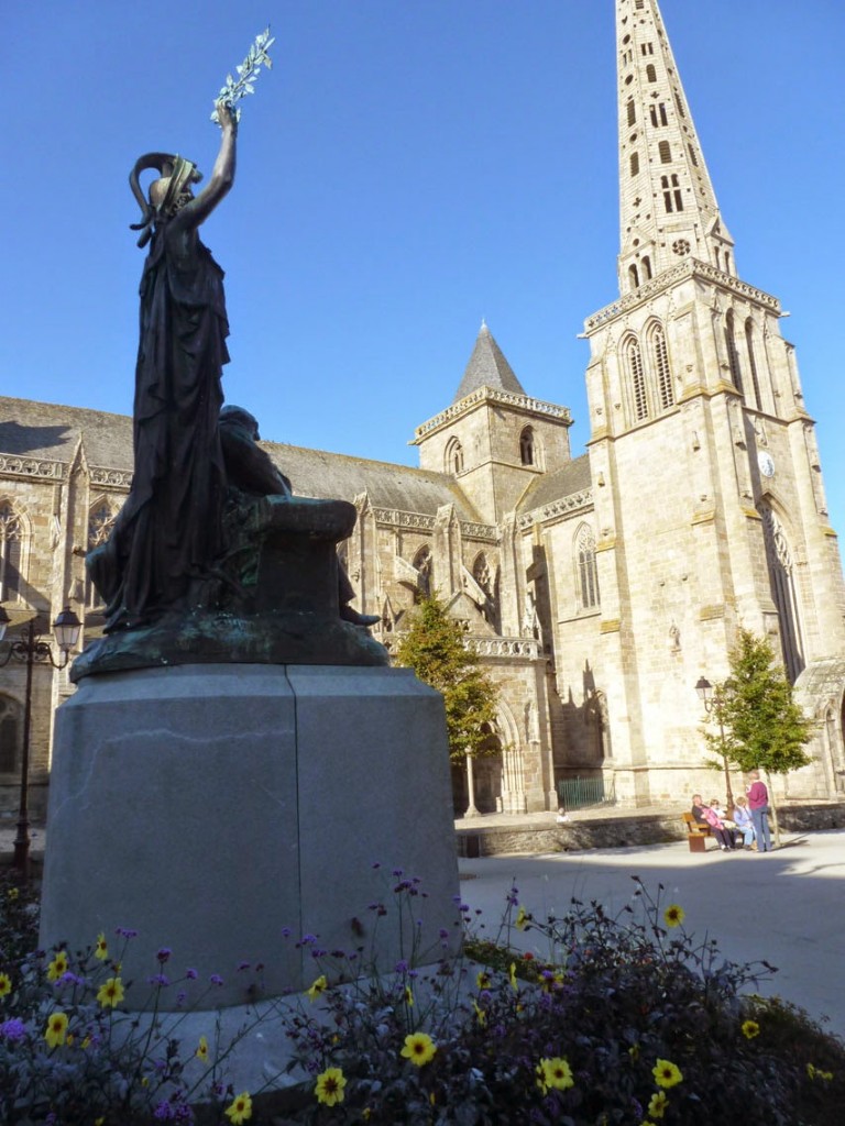 Le monument à Ernest Renan avec la cathédrale en second plan (Selon la légende, l'évêché de Tréguier a été fondée en 542, pour disparaitre pendant la Révolution).