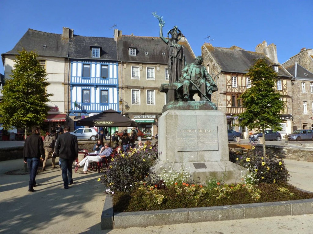 La statue d'Ernest Renan, en position assise, est dominée par la statue d'Athéna, symbolisant la libre Pensée.