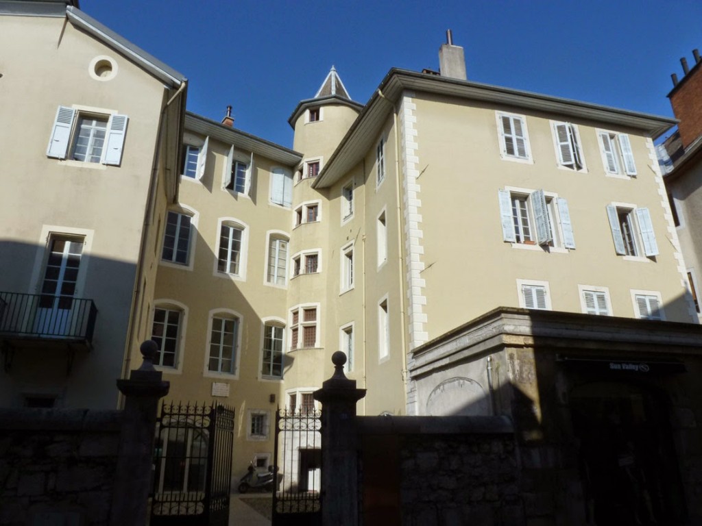 L'hôtel de Cordon a été bâti à la fin du XVIe, mais doit son nom actuel au marquis dont il devient la propriété à la fin du XVIIIe. Il est connu pour avoir hébergé le roi Henri IV en 1600.