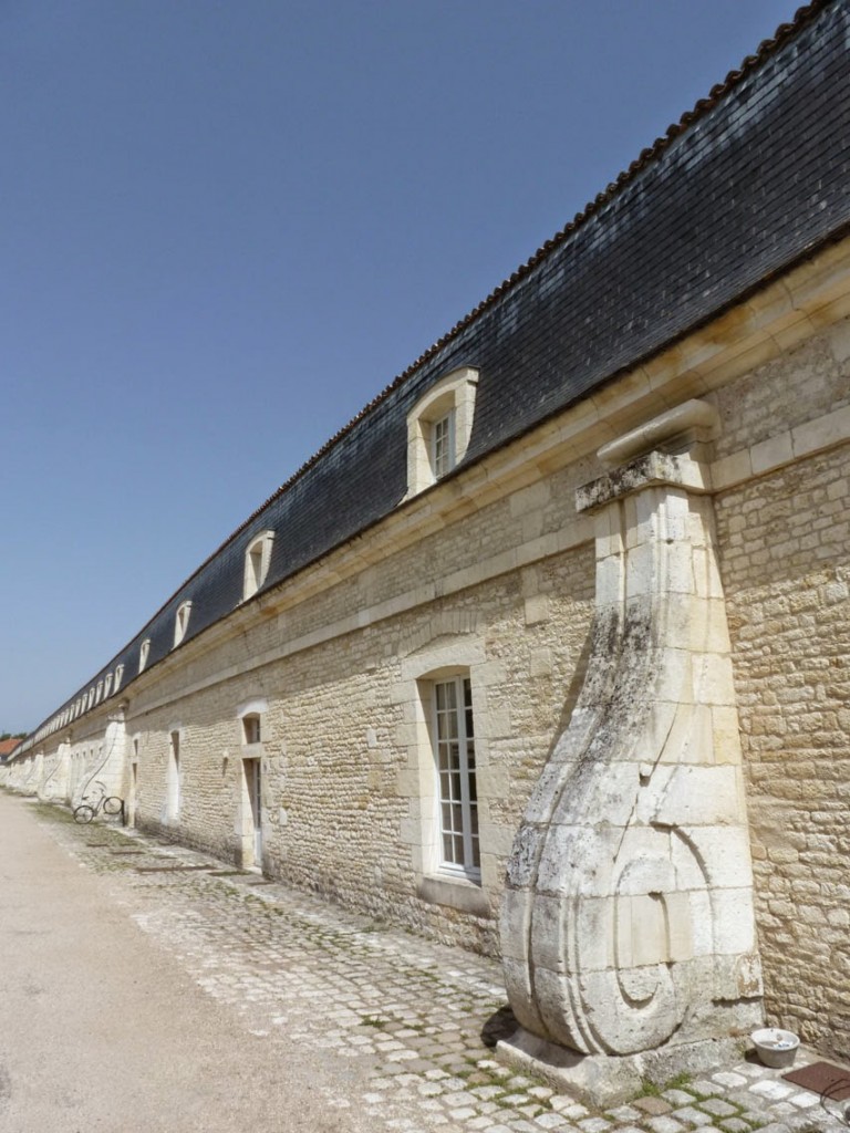 Les contreforts de la façade arrière ont été rajoutés pour reprendre le déversement du mur côté ville.