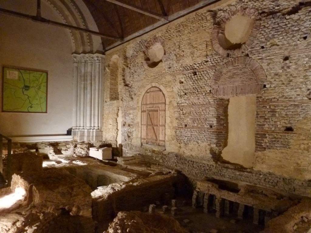 L'église primitive d'Entrammes a été construite dans les thermes antiques, dont les vestiges ont été découverts en 1987. (Sur la photo, depuis le mur de séparation avec le transept (à gauche): le frigidarium, le tepidarium et le sudatorium avec son hypocauste.)