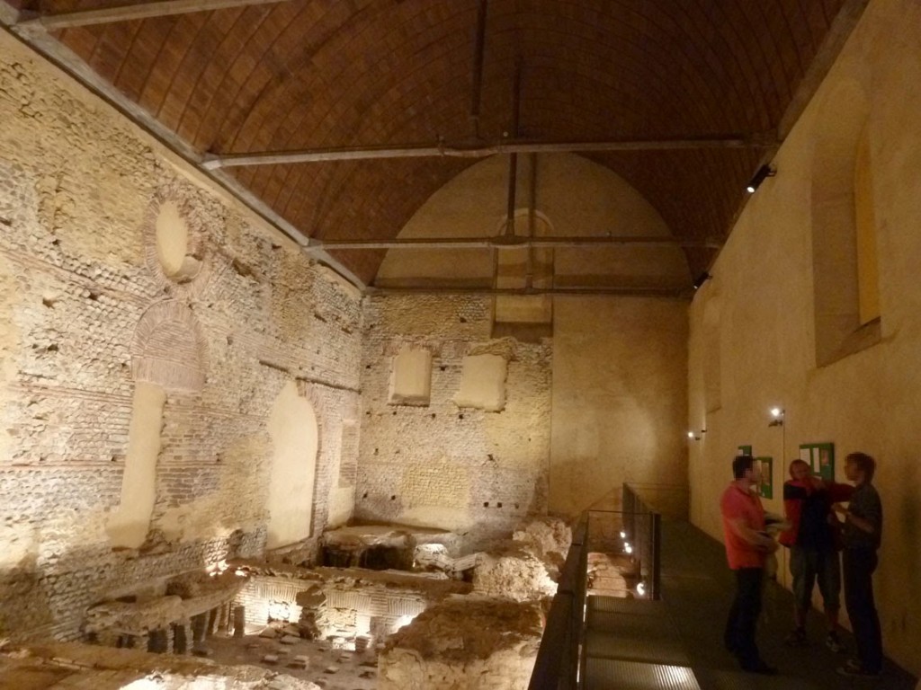 Plus de 7,5 mètres d'élévation de maçonnerie antique ont été conservés dans le mur Sud dans la nef. (Sur la photo et depuis le mur Ouest des thermes: le caldarium et le sudatorium.)