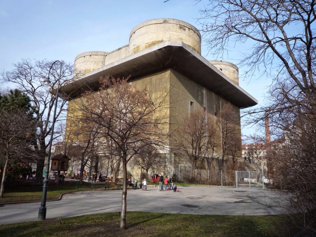 La tour 1-G, dans le parc de Arenberg, est occupée par le "Contemporary Art Tower", dépôt du musée des Arts appliqués. Visitable, l'intérieur de la tour a gardé une grande partie de son agencement intérieur initial.