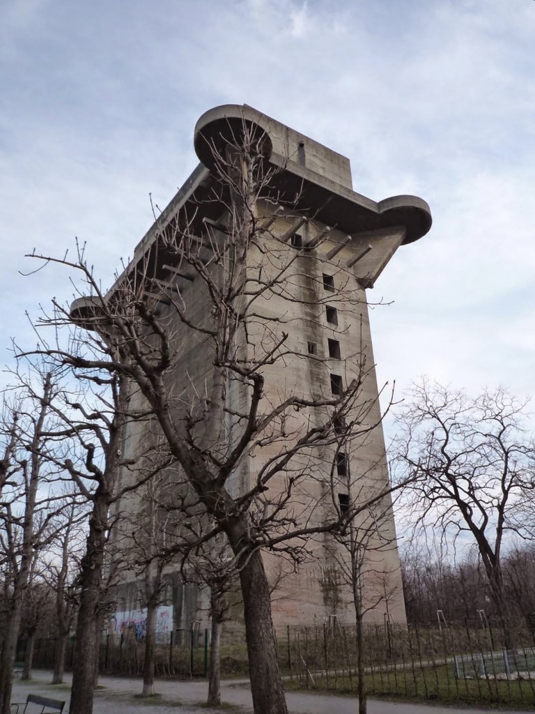 La tour 3-L, dans le parc du Augarten, permet de se faire une idée de l'architecture initiale de l'édifice où s'est installée la "maison de la Mer"