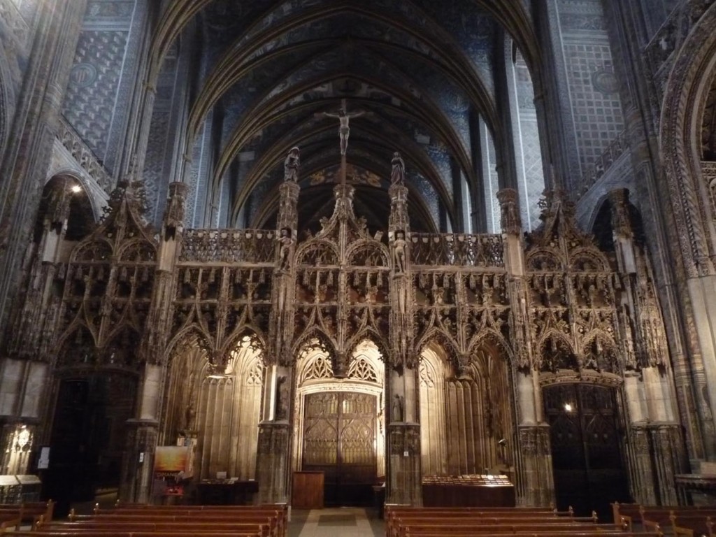 La cathédrale d'Albi a également conservé son jubé. Construit à la fin du XVe siècle et de style gothique flamboyant, il isole le chœur et ses deux rangés de sièges des stalles de la nef. Il est considéré comme un des plus beaux encore en place.