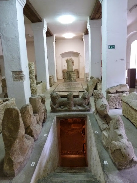 Le monastère des Dominicains abrite la collection lapidaire assemblé lors des fouilles archéologiques dans l'antique Poetovio.