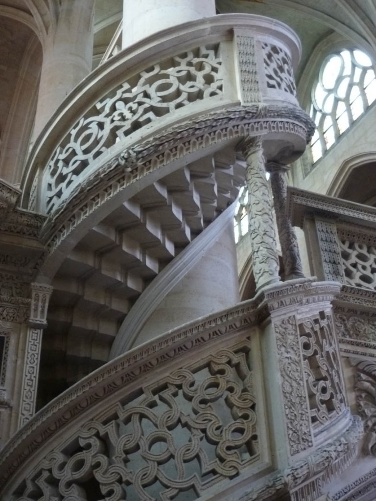 Les plus observateurs pourront remarquer une fleur de lys dans de décor sculpté de la rambarde ajouré des escaliers.