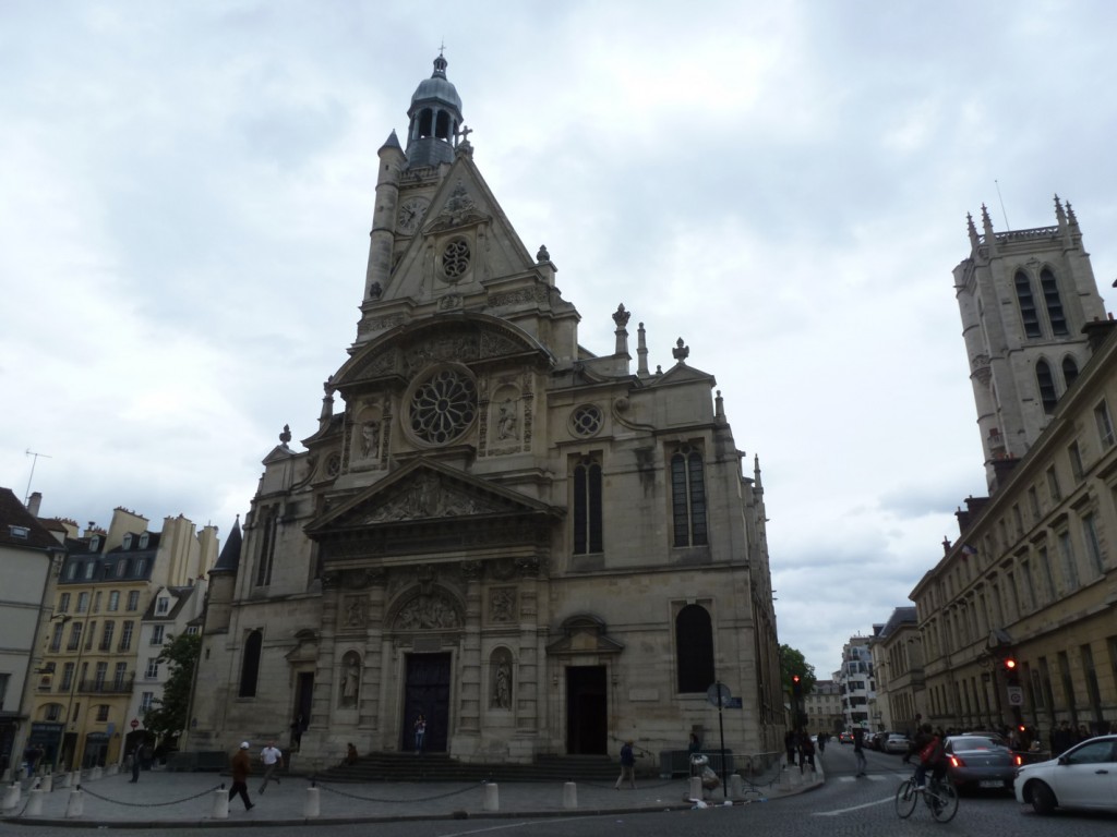 L'église Saint-Étienne du Mont est consacrée en 1626, soit plus d'un siècle après le début de sa construction. Sa façade principale a été fortement restaurée par Victor Baltard entre 1861 et 1868.