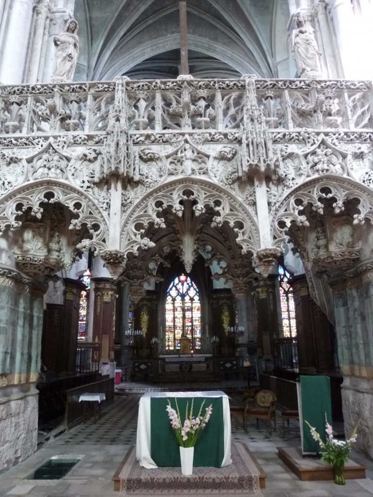 Les travaux du jubé de l'église de la Madeleine à Troyes ont commencé en 1508 pour se terminer sept ans plus tard. Il illustre bien son rôle de plateforme de lecture et de chant, ainsi que de clôture symbolique, tout comme le jubé de l'église Saint-Étienne du Mont. Nous pouvons noter le maitre-autel et le lutrin installés en dessous, suite aux préconisations du concile Vatican II (1962-65).