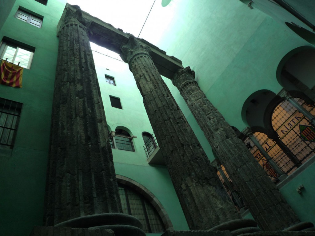 Les vestiges du temple d'Auguste, datant du Ier siècle et situés à leur emplacement d'origine, ont longtemps été cachés à l'intérieur d'édifices médiévaux, avant d'être mis en valeur au début du XXe siècle par la création d'une cour intérieure.