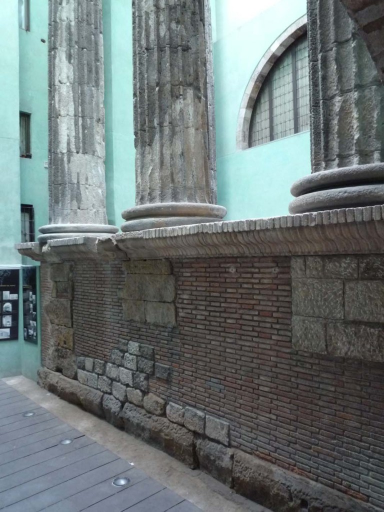 Le temple était construit sur un podium haut à l'origine de trois mètres, soit un tiers de la hauteur des colonnes.