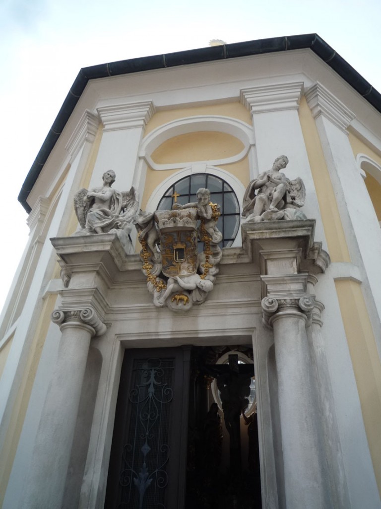 Le portail de la chapelle de la Croix, située au sommet de la construction, est orné des armes de la famille des Esterházy. La lettre "L" située en son centre, correspond à l'initial de l'empereur Léopold Ier de Habsbourg. Elle fut la seule famille à obtenir ce privilège en remerciement de sa loyauté. 
