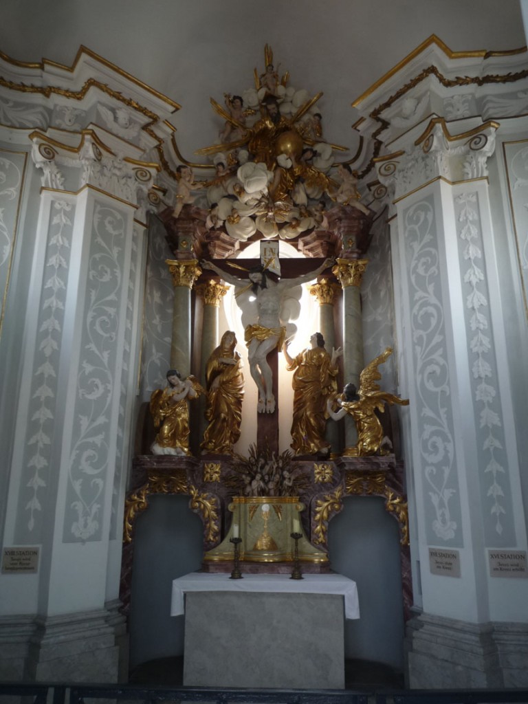 Le maître-autel de la chapelle de la Croix, est surmonté d'un Christ en Croix entouré de Marie-Madeleine, de saint Jean l’Évangéliste, et de deux anges.