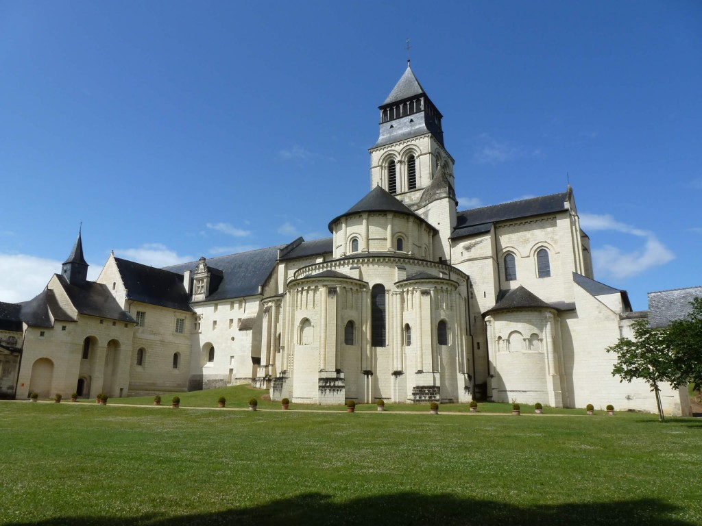 FONTEVRAUD Chapelle Saint Benoit et Chevet de l'abbatiale