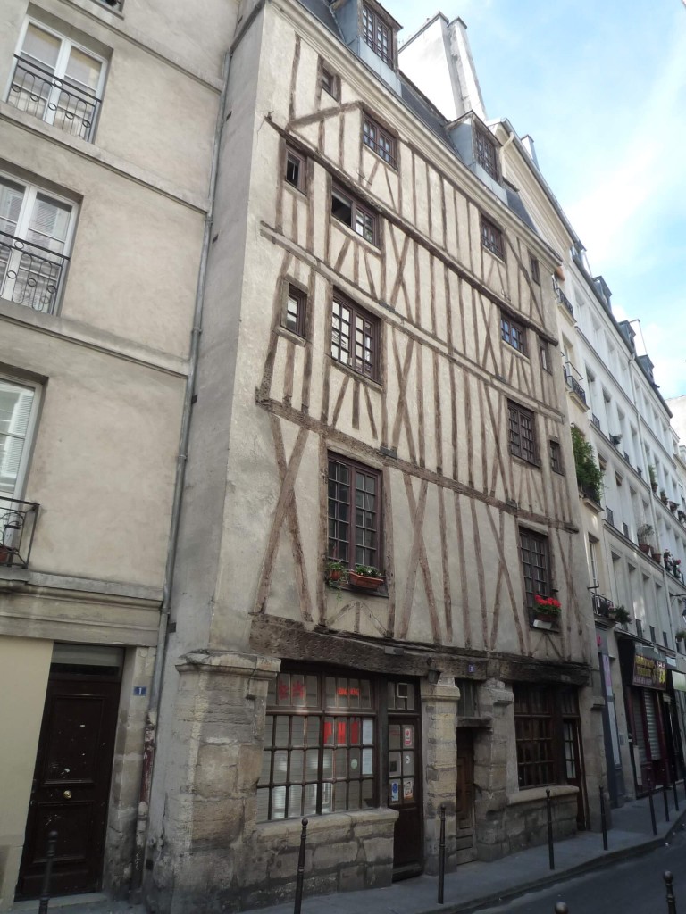 La maison au 3 rue Volta a longtemps été considérée comme la plus vieille de Paris, avant qu'il ne soit prouvé qu'elle datait du XVIIe siècle.