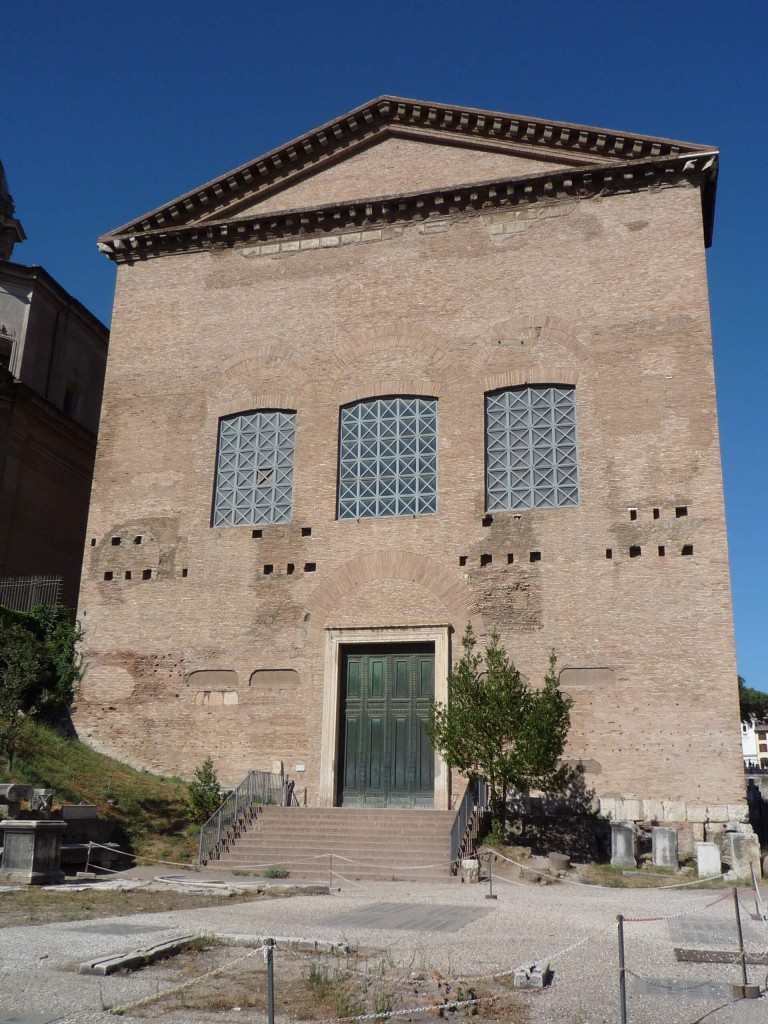 Façade principale de la curie Julia sur le forum romain, dont les travaux ont été initié par Jules César, et qui ne doit pas être confondue avec le lieu où celui-ci s’est fait assassiné.