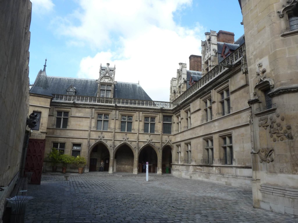 La cour de l'hôtel de Cluny, construit à la fin du XVe siècle.