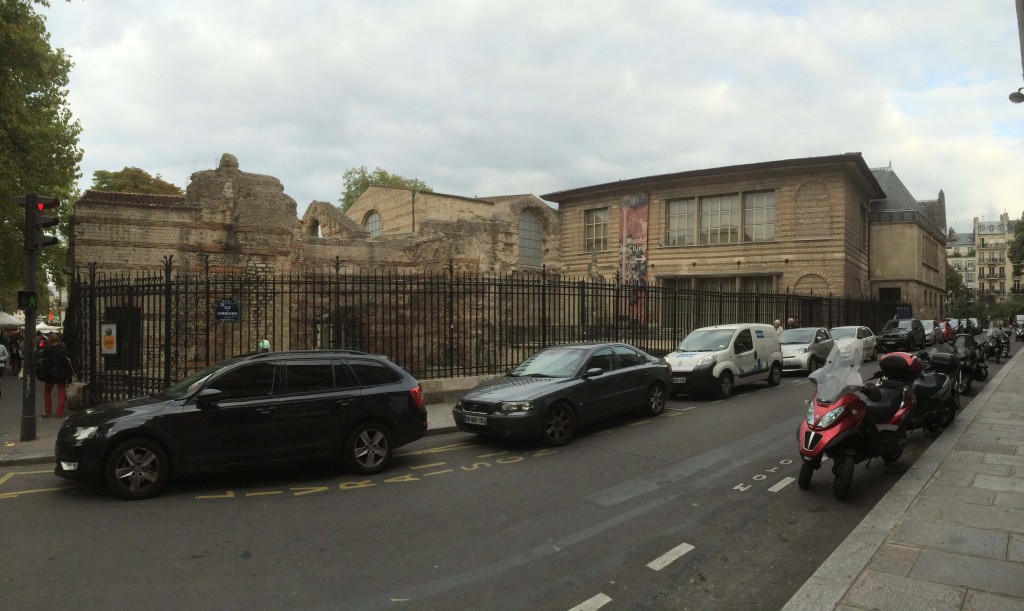 Les vestiges des thermes sont parfaitement reconnaissable à côté de la salle construite au XIXe siècle et de l'hôtel de Cluny. 