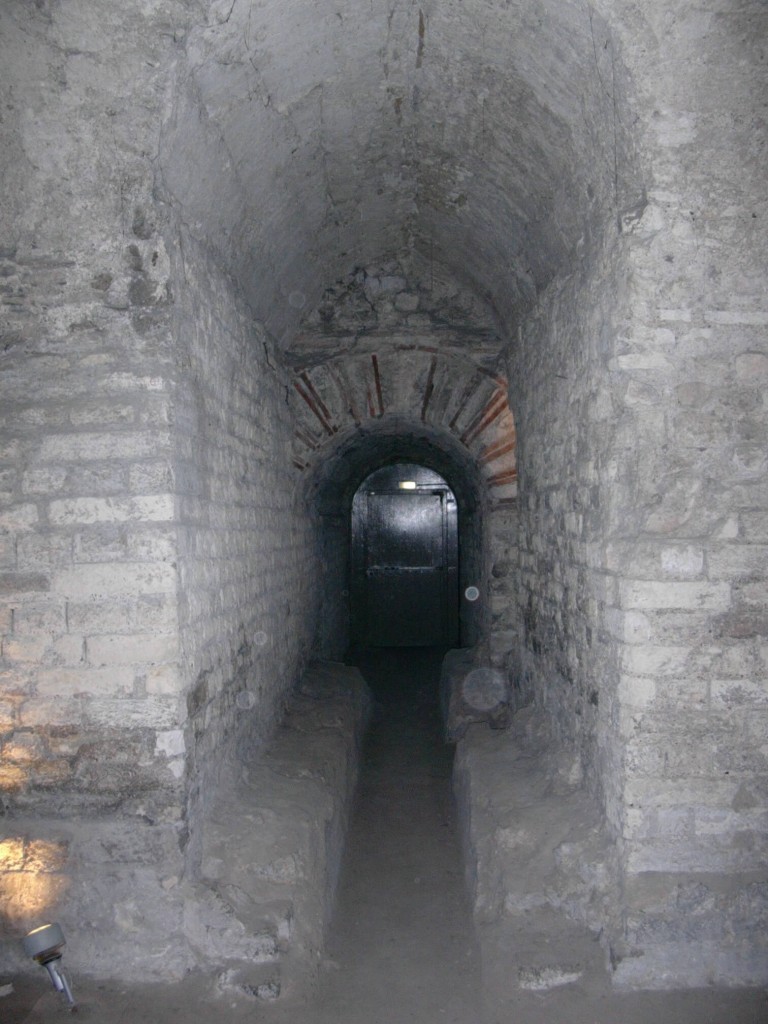 Ce canal, situé sous les thermes, conduisait les eaux usées vers un collecteur.