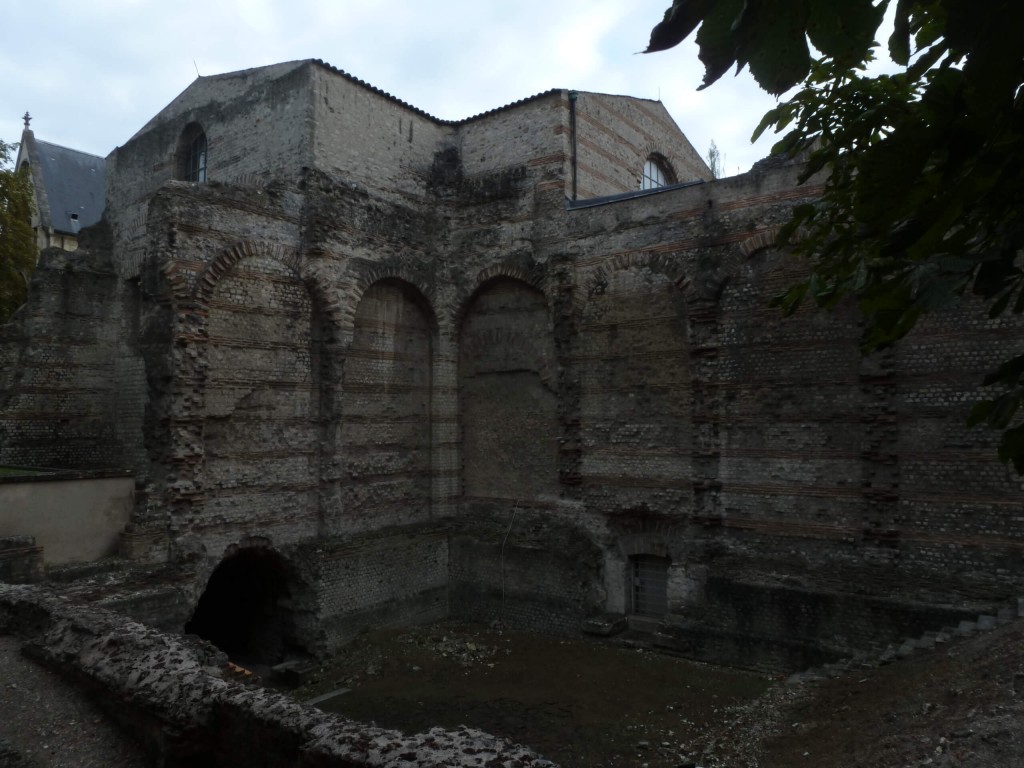 L'un des deux gymnases, vu depuis le square bordant le boulevard Saint-Germain, avec au fond la frigidarium