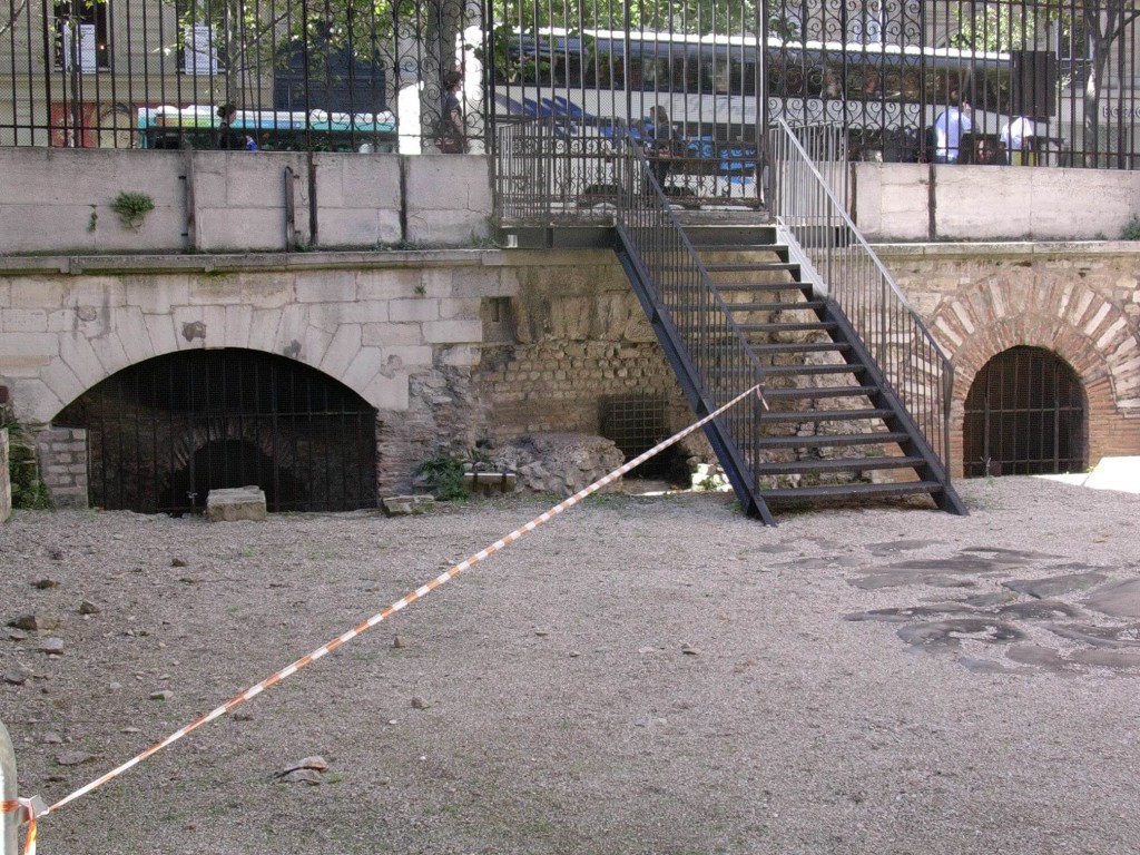 Le foyer (praefurnium), visible sous le trottoir, servait à chauffer la première des salles chaudes