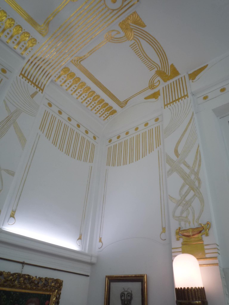 L'orientation vers le Jugenstil d'Otto Wagner est clairement visible dans la décoration en stuc.