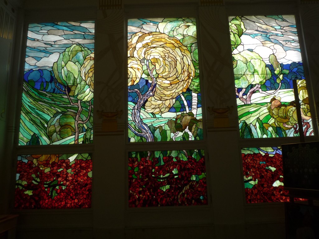 Les vitraux ont été réalisé par le peintre Adolf Böhm et réprésentent des paysages d’automne.