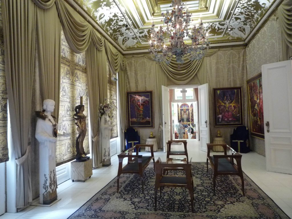 Le grand salon sur lequel débouche le grand escalier extérieur