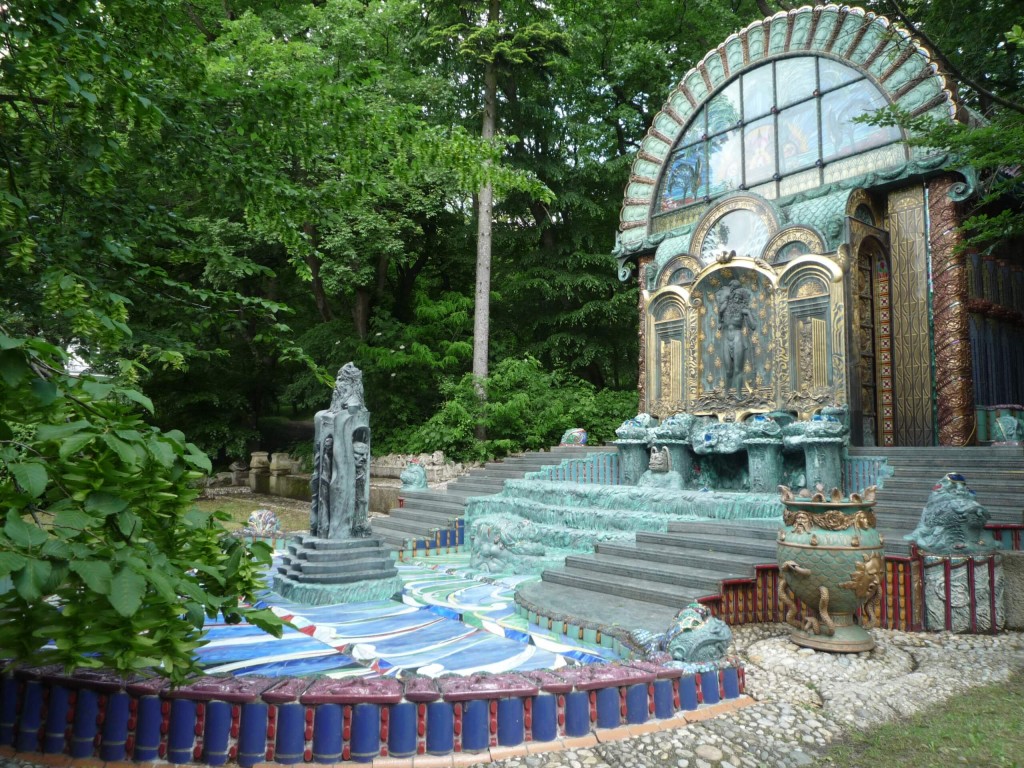 Le nymphée Oméga a été réalisé par Ernst Fuchs dans les jardins de la villa.